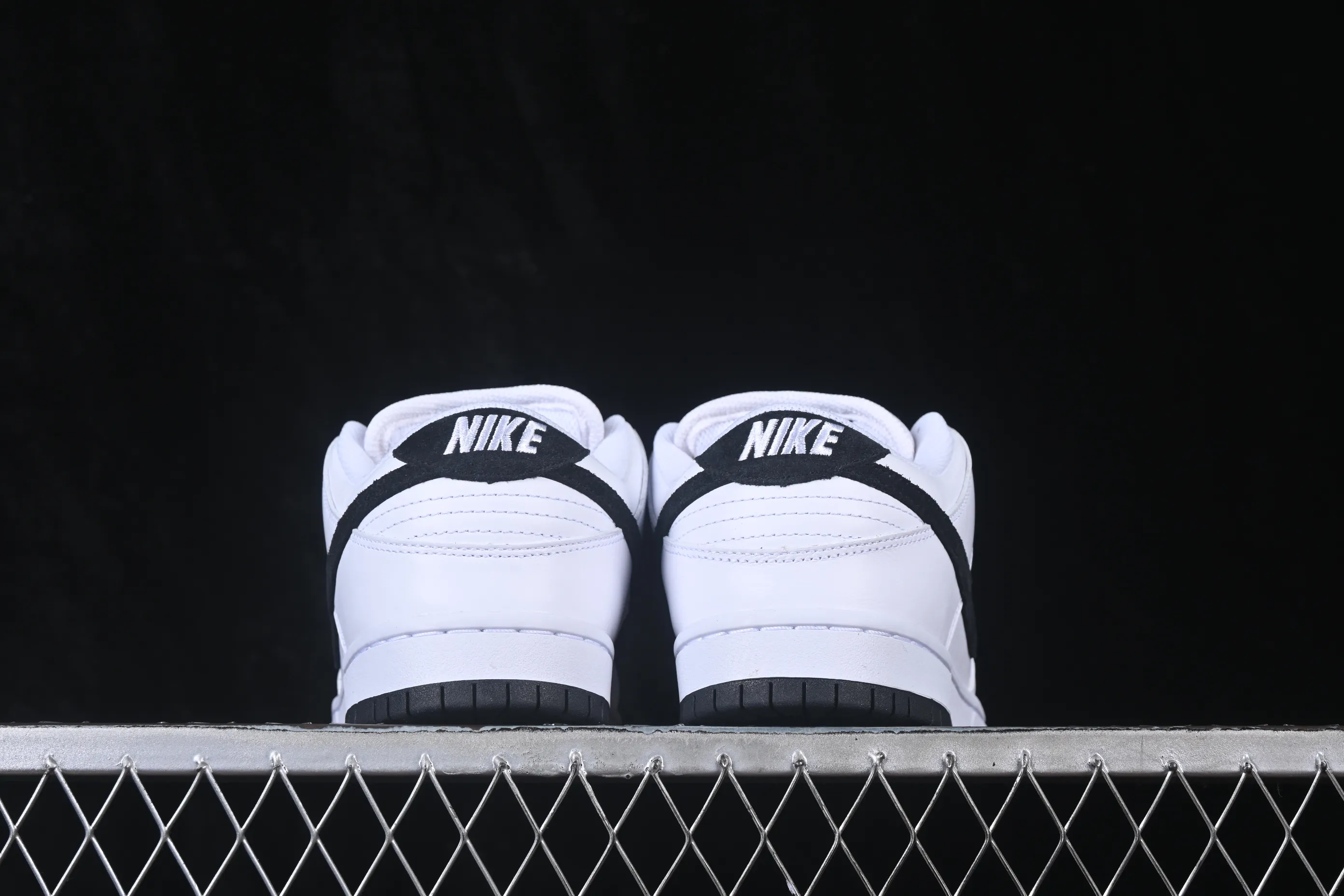 All Categories Nk SB Dunk Series Nk SB Dunk Low Low-top sneakers Foreign trade version Nike SB Dunk Low Classic white and black Full toe layer low-top casual sneakers HF3704-100